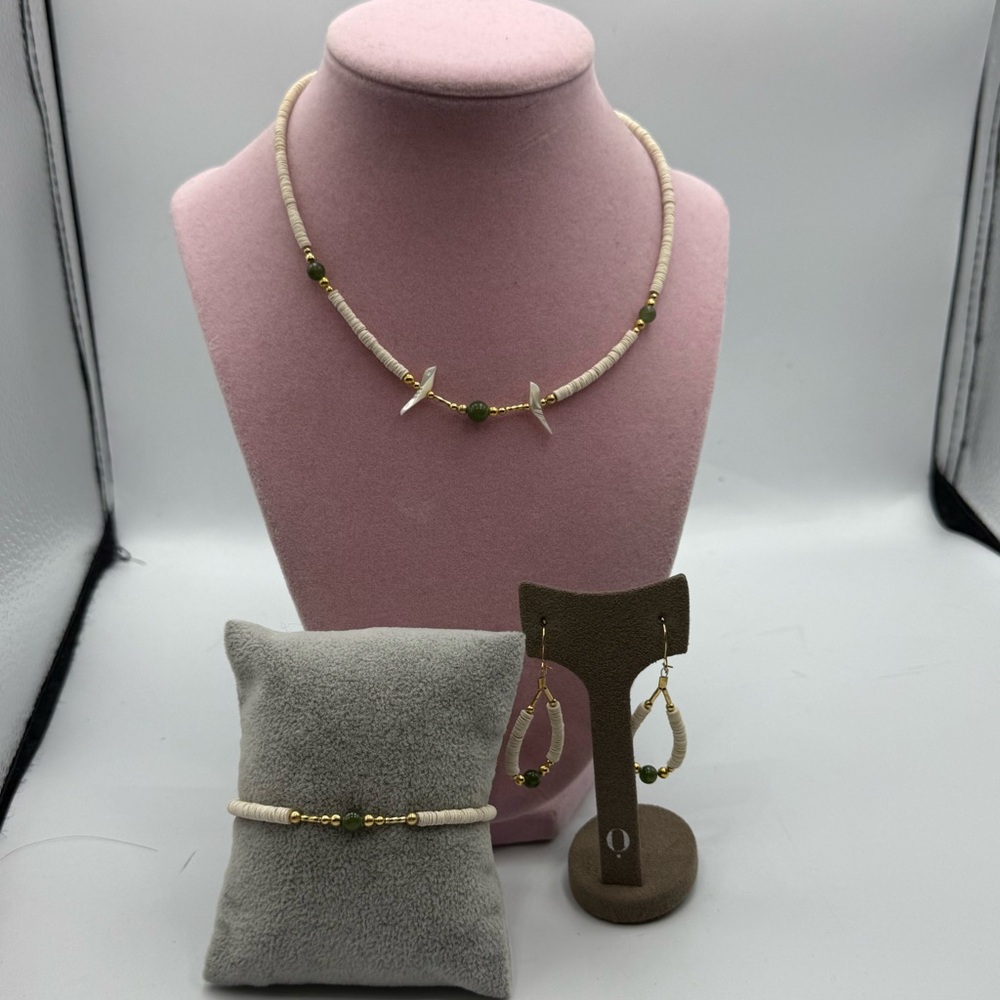 VINTAGE PUKA SHELL HANDMADE IN HAWAII JADE NECKLACE,EARRINGS,BRACELET SET